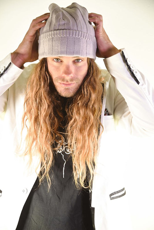 Model wears The Blend Beanie in Grey with a casual outfit, showcasing its relaxed and baggy fit with modern streetwear vibes.