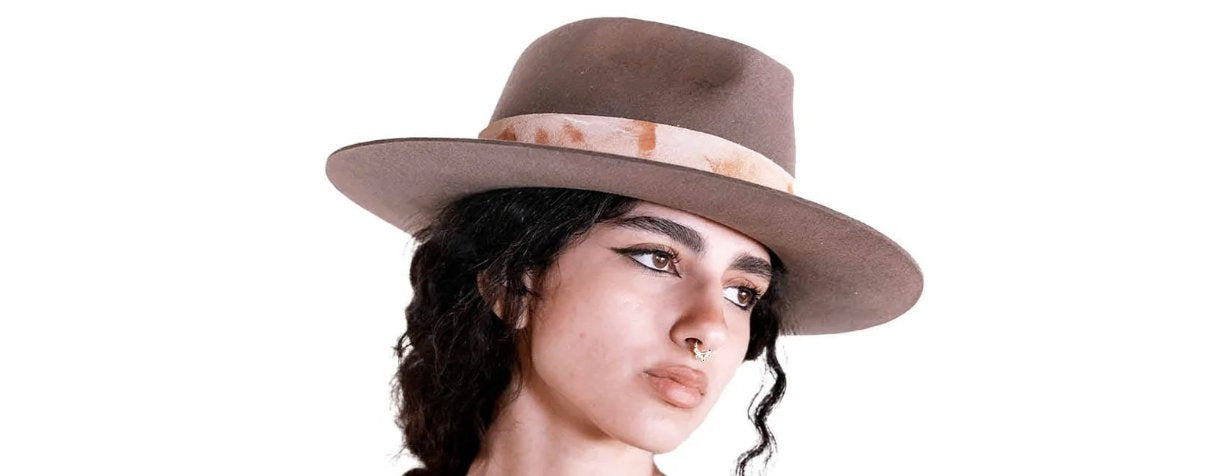 Women wears a fallen broken street vintage hat in the colour tan