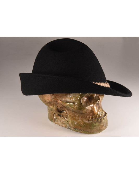 Side view of The Peter – Black felt hat displayed on a gold skull mannequin. Highlights the textured rope trim and bold curve of the brim.

