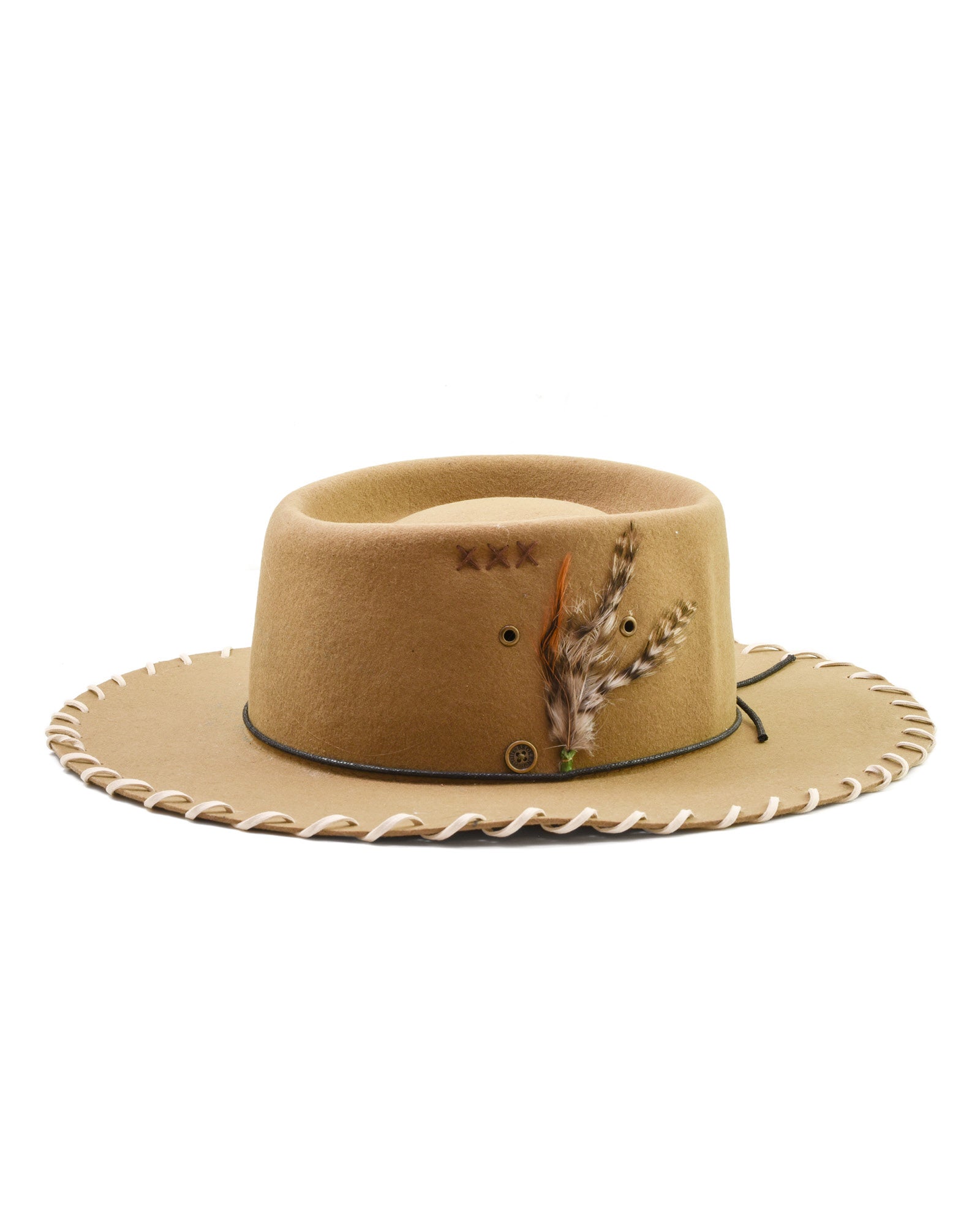 The Trailblazer Felt Hat by FallenBROKENstreet in camel wool felt. Wide brim with whipstitch detail, feather accent, leather inner band, and triple X embroidery. A rugged cowboy-inspired unisex hat with UPF 50+ protection, perfect for festivals and everyday wear.
