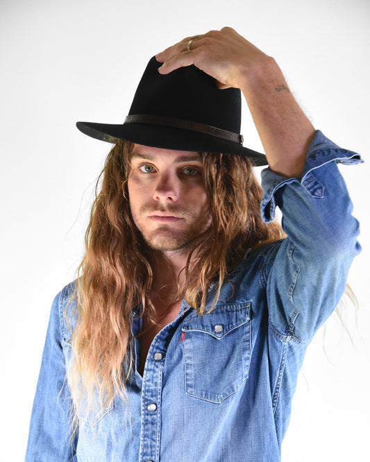 Man wearing the dingo hat in black