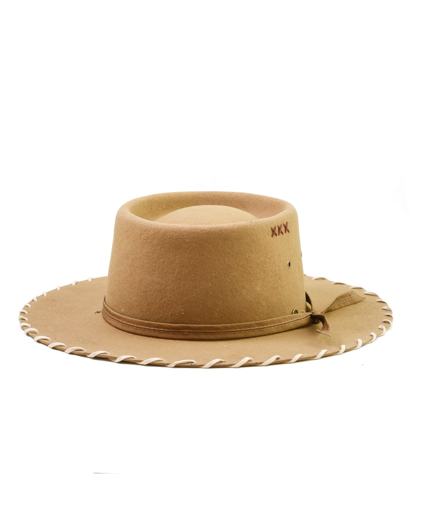 The Pathfinder Felt Hat in camel felt. A signature FallenBROKENstreet piece featuring a wide brim with whipstitch edge, grosgrain ribbon band, and structured crown. Includes leather inner band, ventilation eyelets, and UPF 50+ sun rating. A unisex Australian wool felt hat blending rugged design and refined details, built for outback adventures and timeless fashion.