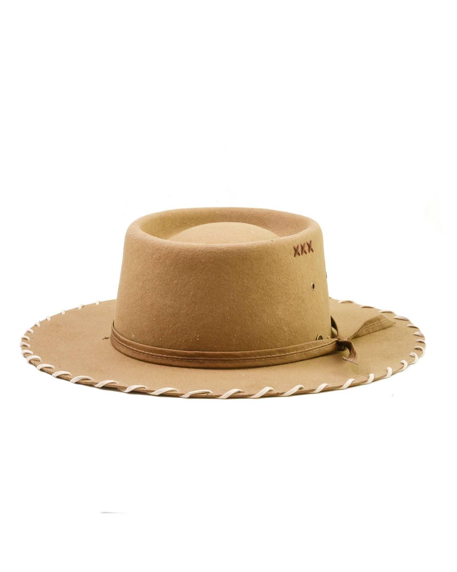 The Pathfinder Felt Hat in camel felt. A signature FallenBROKENstreet piece featuring a wide brim with whipstitch edge, grosgrain ribbon band, and structured crown. Includes leather inner band, ventilation eyelets, and UPF 50+ sun rating. A unisex Australian wool felt hat blending rugged design and refined details, built for outback adventures and timeless fashion.